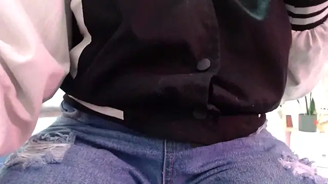 Snapshot of nadescomthxx chatting on 11/05/25, 04:18 nadescomthxx online show from 11/05/25, 04:18