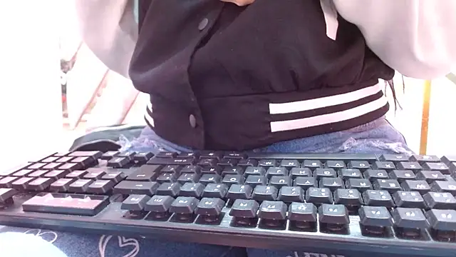 Snapshot of nadescomthxx chatting on 11/12/25, 04:40 nadescomthxx online show from 11/12/25, 04:40