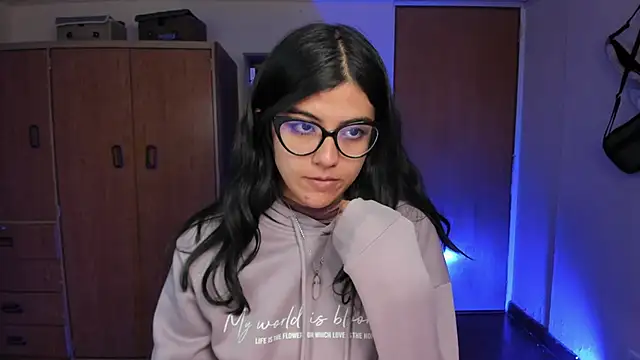 Snapshot of valerie__skyy chatting on 01/24/25, 01:24 valerie skyy online show from 01/24/25, 01:24