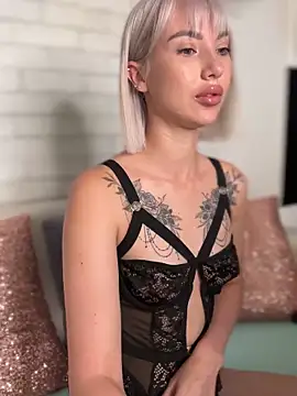 Snapshot of MiaMinx chatting on 10/16/25, 10:55 MiaMinx online show from 10/16/25, 10:55