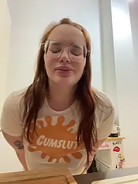 Snapshot of Mona-Peaches chatting on 12/31/24, 10:15 Mona-Peaches online show from 12/31/24, 10:15