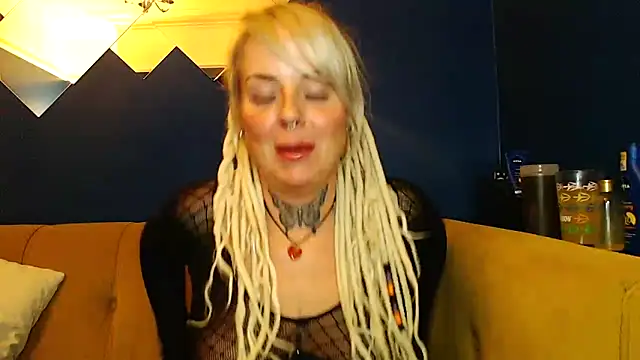 pixiedreadx online show from 10/21/25, 09:37