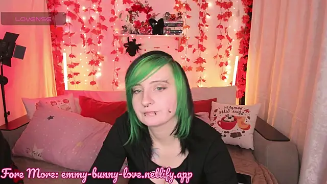 Snapshot of EmmyBunny chatting on 09/29/25, 04:56 EmmyBunny online show from 09/29/25, 04:56