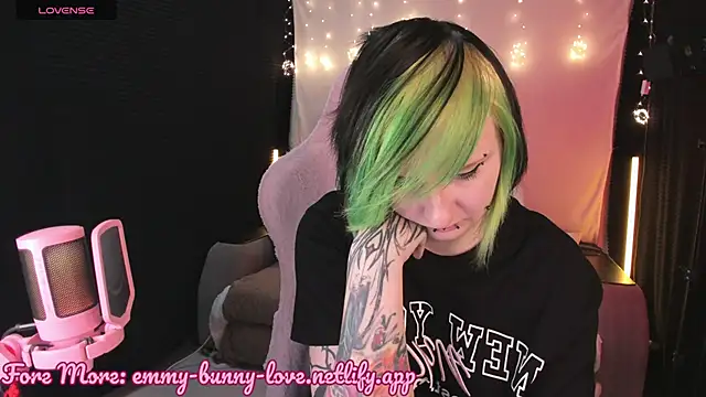 Snapshot of EmmyBunny chatting on 10/26/25, 02:45 EmmyBunny online show from 10/26/25, 02:45