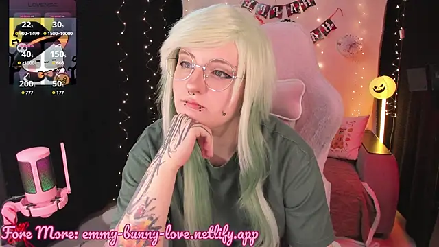 Snapshot of EmmyBunny chatting on 10/31/25, 10:38 EmmyBunny online show from 10/31/25, 10:38