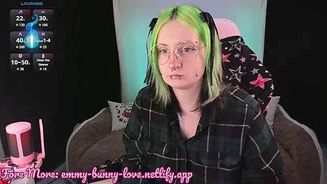 Snapshot of EmmyBunny chatting on 11/17/25, 05:19 EmmyBunny online show from 11/17/25, 05:19