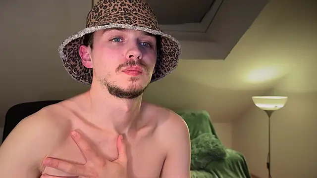 Snapshot of naked_psy chatting on 03/09/25, 10:41 naked psy online show from 03/09/25, 10:41