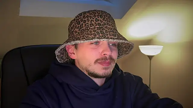 Snapshot of naked_psy chatting on 03/10/25, 04:25 naked psy online show from 03/10/25, 04:25