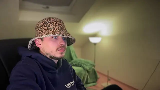 Snapshot of naked_psy chatting on 03/15/25, 10:44 naked psy online show from 03/15/25, 10:44