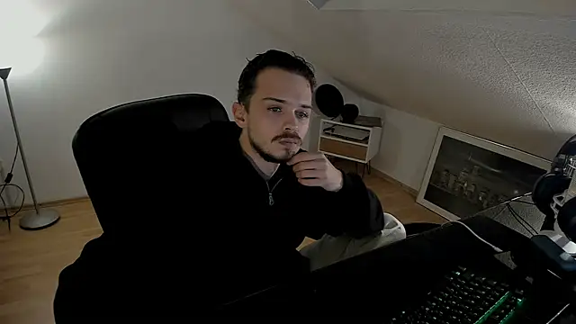 Snapshot of naked_psy chatting on 10/24/25, 12:52 naked psy online show from 10/24/25, 12:52