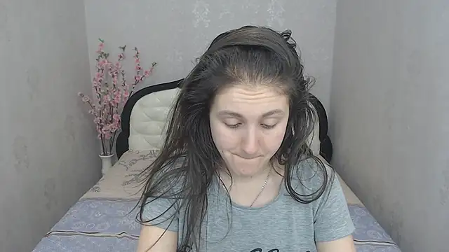 Snapshot of Holliy_Cooper chatting on 02/06/25, 01:43 Holliy Cooper online show from 02/06/25, 01:43