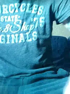 Snapshot of PIercingBoy38 chatting on 10/27/25, 01:04 PIercingBoy38 online show from 10/27/25, 01:04