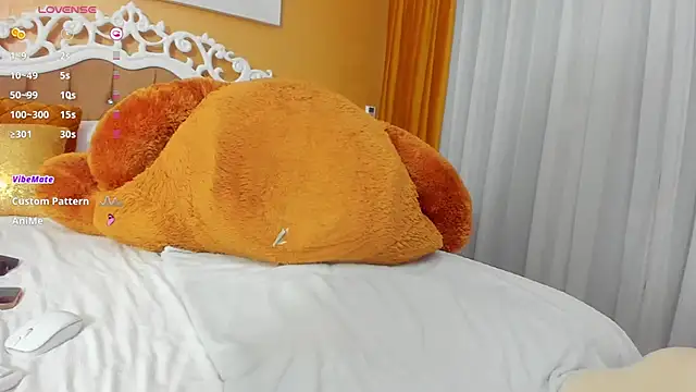 GoldenCaroline online show from 10/17/25, 04:42