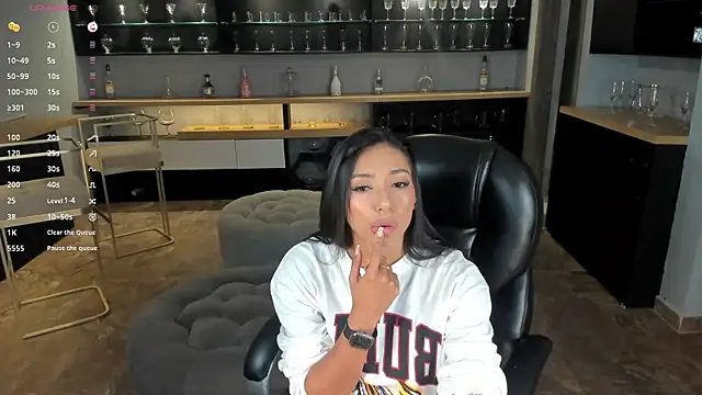 Snapshot of LizzHamilton__ chatting on 01/19/25, 09:23 LizzHamilton online show from 01/19/25, 09:23