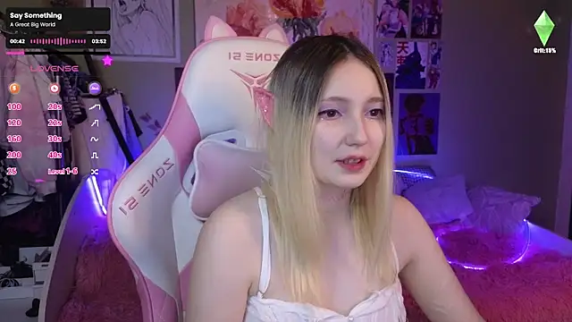 Snapshot of Evie_Ro chatting on 12/17/24, 10:22 Evie Ro online show from 12/17/24, 10:22