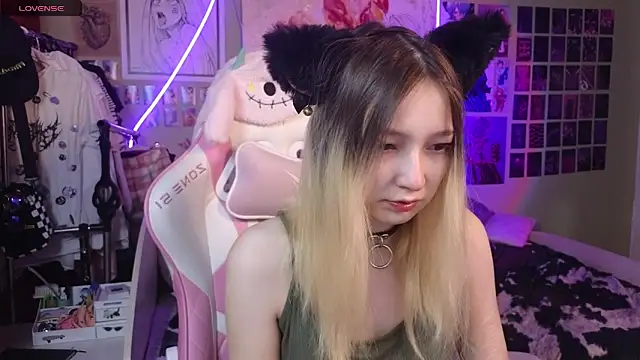 Snapshot of Evie_Ro chatting on 02/28/25, 11:23 Evie Ro online show from 02/28/25, 11:23