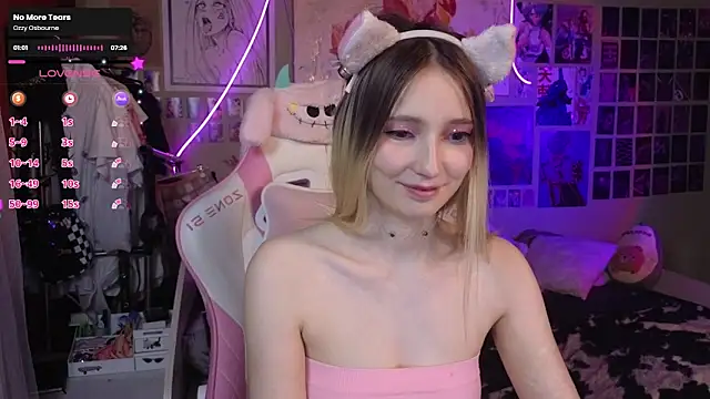 Snapshot of Evie_Ro chatting on 03/06/25, 11:20 Evie Ro online show from 03/06/25, 11:20