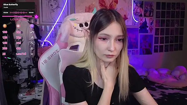 Snapshot of Evie_Ro chatting on 03/22/25, 11:53 Evie Ro online show from 03/22/25, 11:53