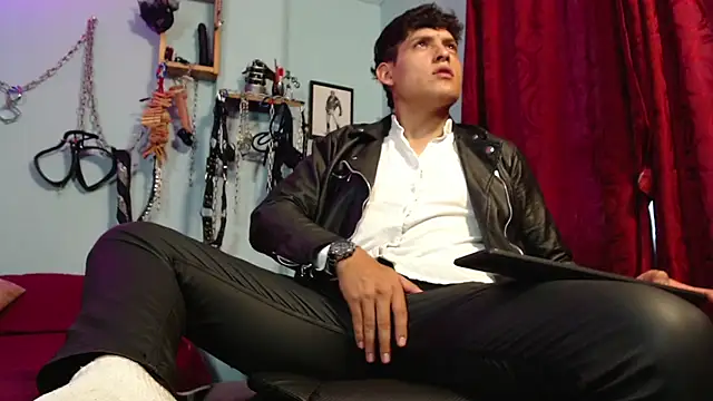 Snapshot of dom2travelersss chatting on 11/21/25, 08:51 dom2travelersss online show from 11/21/25, 08:51