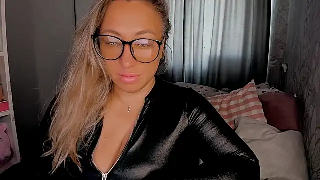 Snapshot of CumOnMy_Tits chatting on 10/12/25, 04:33 CumOnMy Tits online show from 10/12/25, 04:33